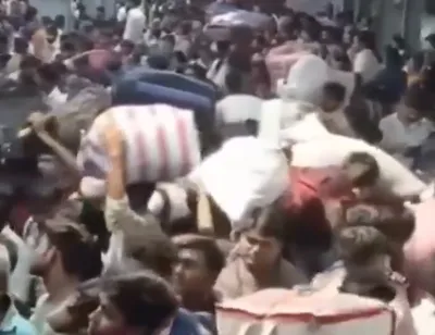 bandra station stampede  बांद्रा स्टेशन पर भगदड़ को लेकर कांग्रेस ने उठाए सवाल  पूछा  कहां चल रही स्पेशल ट्रेनें