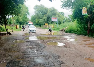 डिस्ट्रीब्यूटरी के लीक साइफन से क्षतिग्रस्त टाइलें उखाड़ने का काम शुरू