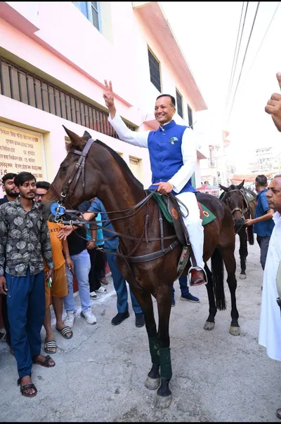 video  घोड़े पर सवार होकर मतदान केंद्र पहुंचे नवीन जिंदल  कहा  मां लड़ रही हैं चुनाव