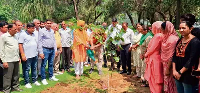 बढ़ता पर्यावरण प्रदूषण मानव जाति के लिए घतरे की घंटी   त्रिवेणी बाबा