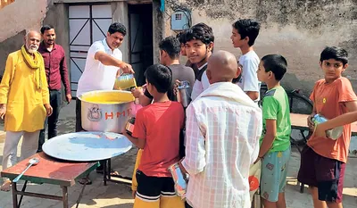 गोवर्धन पूजा पर बांटा अन्नकूट का प्रसाद