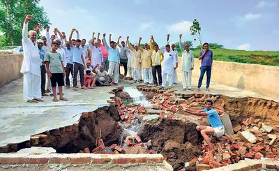 तालाब में बनाया रैंप टूटा  ग्रामीणों ने लगाए भ्रष्टाचार के आरोप