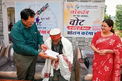बगेटू गांव के 105 वर्षीय वोटर दलिया राम सम्मानित