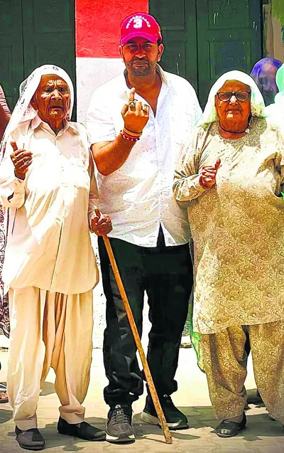 90 90 वर्ष की दो दादियों के साथ किया मतदान