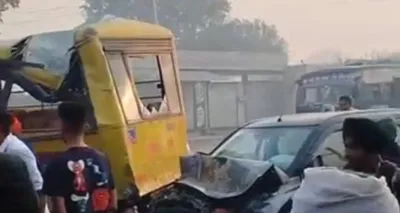 school van accident  पंजाब के मानसा में स्कूल वैन व कार में टक्कर  12 से अधिक घायल