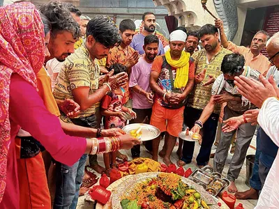 नीलकंठ मंदिर में चढ़ाया गंगाजल