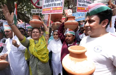 delhi water crisis  जल संकट को लेकर दिल्ली में कांग्रेस का मटका फोड़ प्रदर्शन