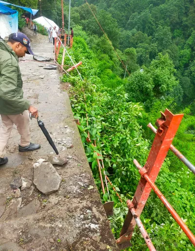 landslide in kedarnath  केदारनाथ धाम के पैदल मार्ग पर भूस्खलन  तीन लोगों की मौत