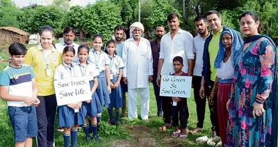 विद्यार्थियों ने तीन गांवों में चलाया पौधरोपण अभियान