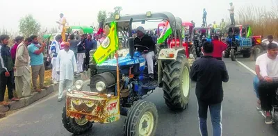 किसानों ने विभिन्न राजमार्गों पर निकाली ट्रैक्टर परेड