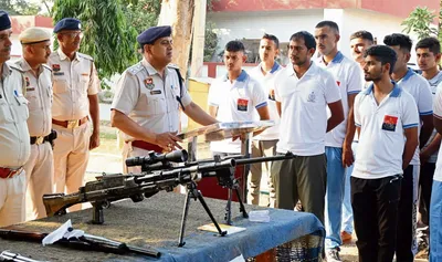 हथियारों की प्रदर्शनी से छात्र रोमांचित