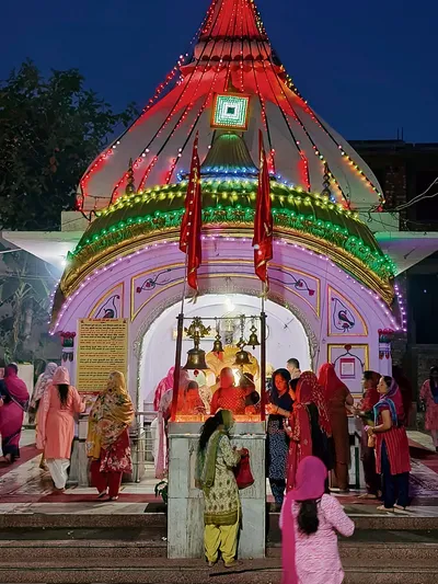 प्रथम नवरात्र पर मंदिरों में उमड़ी भक्तों की भीड़