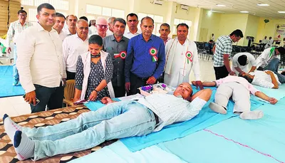 समिति ने शहीदों की याद में लगाया रक्तदान शिविर