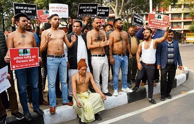 कांग्रेसियों ने अर्धनग्न होकर किया प्रदर्शन  निकाली मशाल रैली