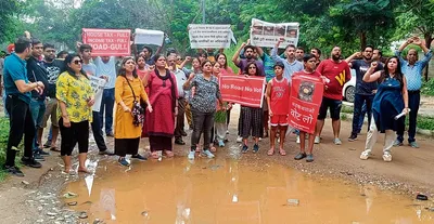 गुरुग्राम टूटी सड़क  जलभराव समस्या दूर न होने पर बिफरे यूनिटेक रेजीडेंसी वासी