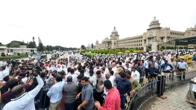 congress march against governor  कांग्रेस का कर्नाटक में राज्यपाल के खिलाफ मार्च