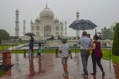 taj mahal  आगरा में लगातार बारिश से ताजमहल के मुख्य गुंबद से पानी का रिसाव