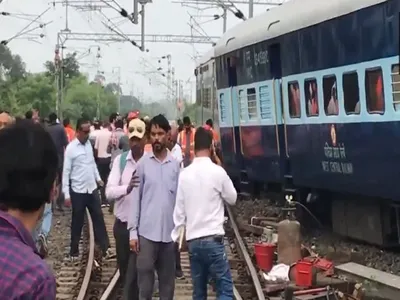 indore jabalpur express derailed  मध्य प्रदेश में इंदौर जबलपुर एक्सप्रेस के दो डिब्बे पटरी से उतरे