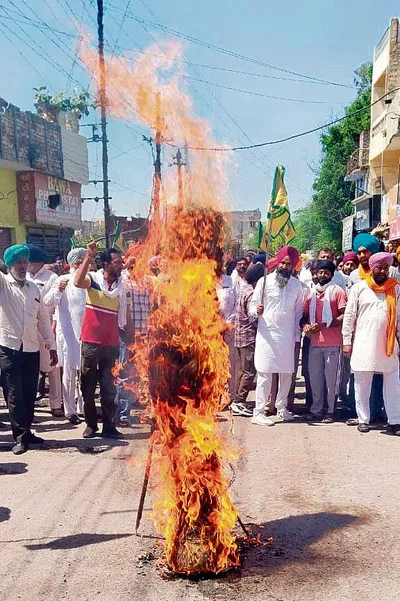 गिरफ्तारियों के विरोध में किसानों ने फूंका केंद्र प्रदेश सरकार का पुतला