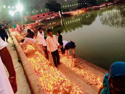 प्राचीन सूर्यकुंड मंदिर 11 हजार दीपों से हुआ रोशन