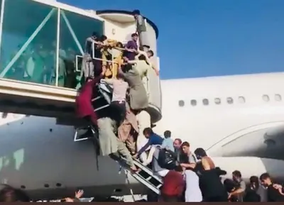 अफगानिस्तान   काबुल हवाई अड्डे पर जुटे सैकड़ों लोग  विमान में चढ़ने के लिए धक्का मुक्की  5 की मौत 
